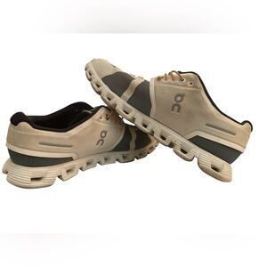 On Cloud 5 Running Shoes Women’s size 9 Gray & White